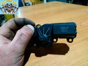 Замена регулятора ХХ VW Pssat B4 1,8 моновпрыск.