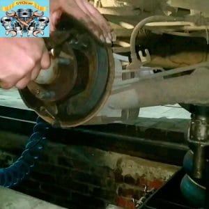 Замена задних тормозных колодок на автомобиле Chevrolet Aveo T250