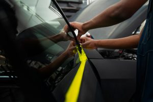 Як видалити подряпини на склі авто