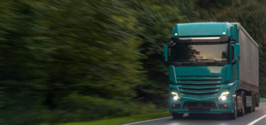 Фура везет межрегиональные грузы по Украине