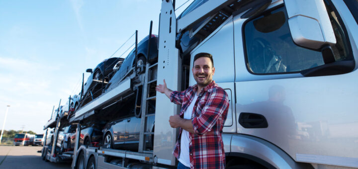 Автомобили на автовозе везут их из Европы