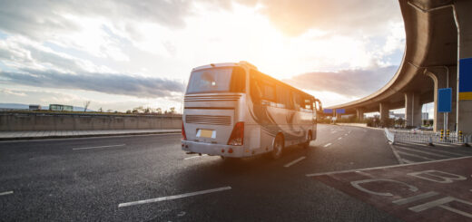 На изображении рейсовый междугородний автобус отправляеться с автовокзала