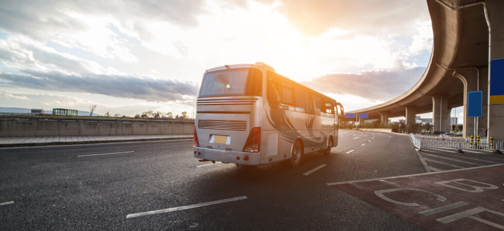 На изображении рейсовый междугородний автобус отправляеться с автовокзала