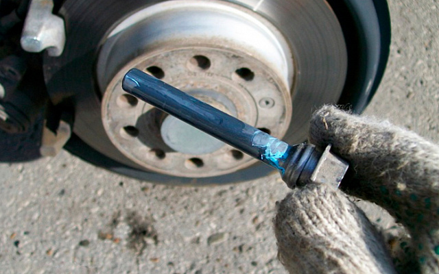 изношенный направляющий палец суппорта с коррозией