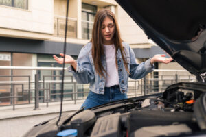 Дівчина дусає чтому не їде автомобіль с ГБО